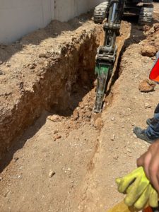 BATI-IDF démolition au brise-roche hydraulique (BRH) dans le rocher pour l'excavation des tranchées — Sète (34).