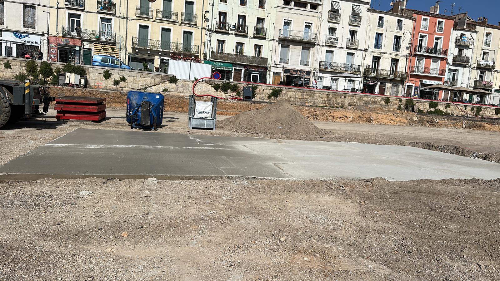 BATI-IDF vue d'ensemble des murettes-guides et dalles du chantier de paroi moulée du parking Aristide Briand — Sète (34).