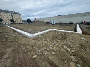 BATI-IDF murette-guide en béton formant un angle, avec réservations pour pieux sécants — Saint-Malo (35).