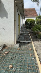BATI-IDF dallage béton ferraillé (treillis soudés) le long du pavillon, reprise en sous-œuvre — Villiers-sur-Marne (94).