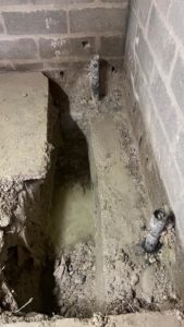 BATI-IDF longrine de reprise en sous-œuvre en tranchée le long du mur, encastrant les micropieux recépés — Villiers-sur-Marne (94).