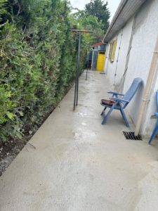 BATI-IDF dallage béton fini le long du pavillon après reprise en sous-œuvre — Villiers-sur-Marne (94).