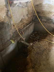 BATI-IDF longrines coulées en sous-œuvre à l'angle intérieur, avec aciers en attente — reprise en sous-œuvre à Condal (71).