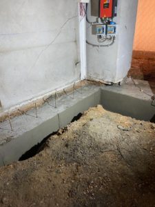 BATI-IDF longrine coulée en sous-œuvre le long d'un mur intérieur fissuré — reprise en sous-œuvre à Condal (71).