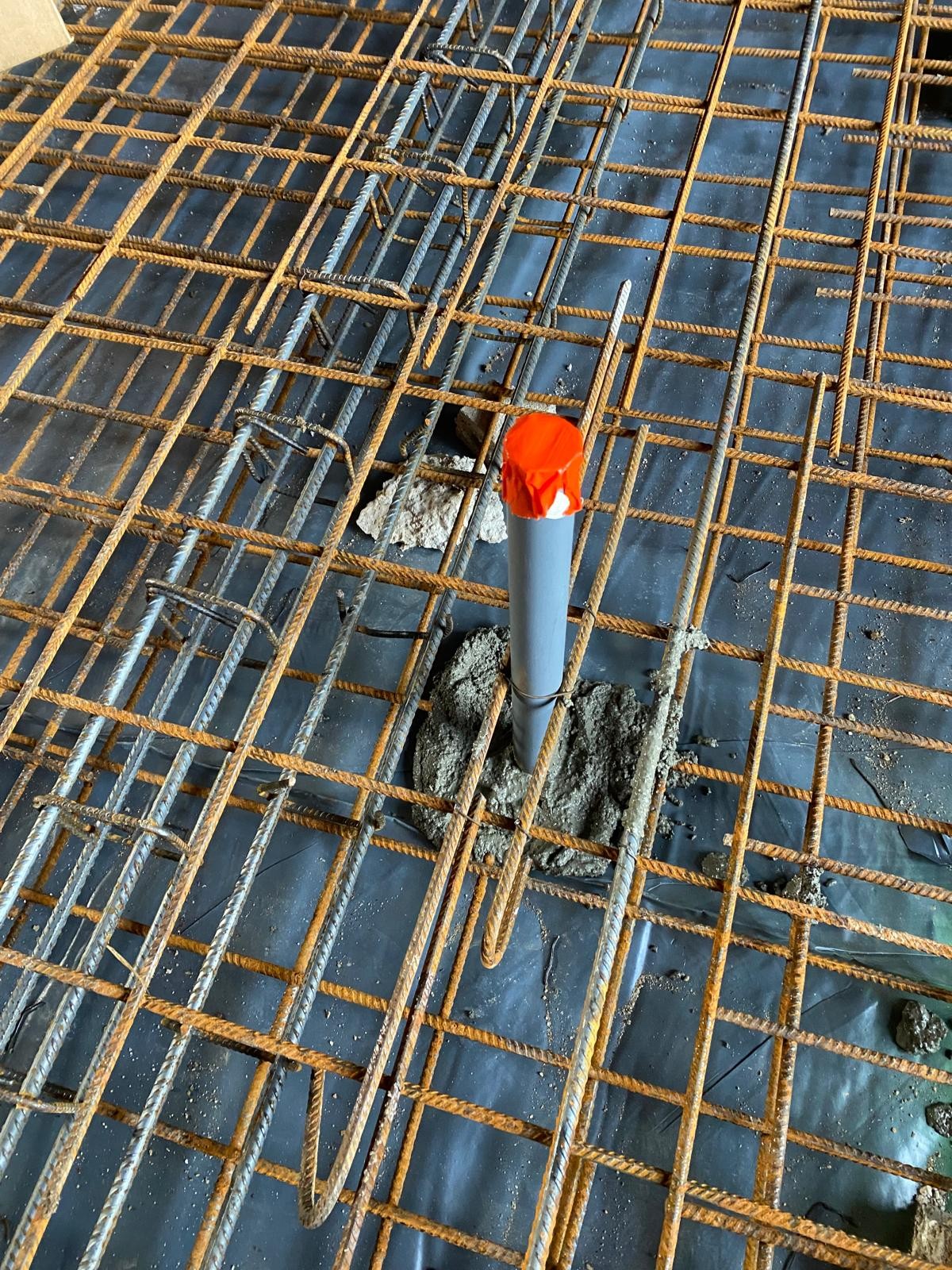 BATI-IDF ferraillage du nouveau dallage béton armé sur polyane, avec réservations — Condal (71).