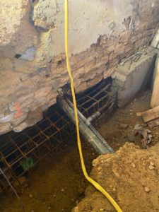 BATI-IDF ferraillage de la longrine en sous-œuvre sous un mur en pisé, en tête de micropieux — reprise en sous-œuvre à Condal (71).