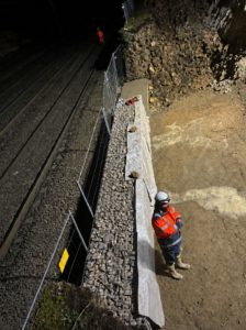 BATI-IDF pose du mur en gabions de nuit, sous géotextile, le long des voies SNCF — confortation d'un mur de soutènement à la gare de Yerres (91).